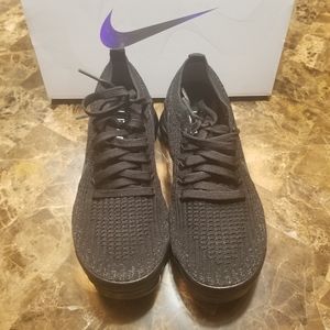 Women size 8 Nike vapormax